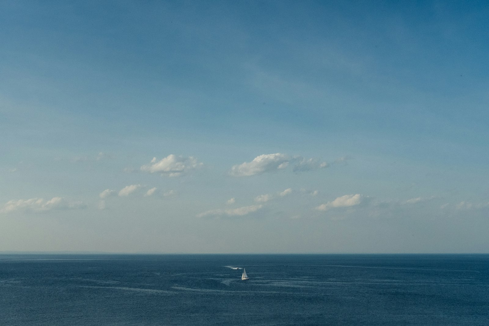 Pokojné more a horizont v letnom svetle