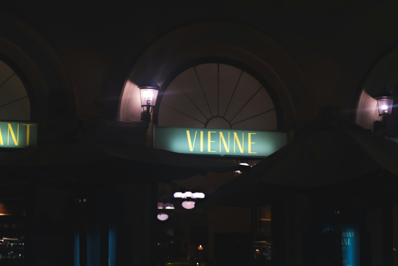Interiér klasickej viedenskej kaviarne